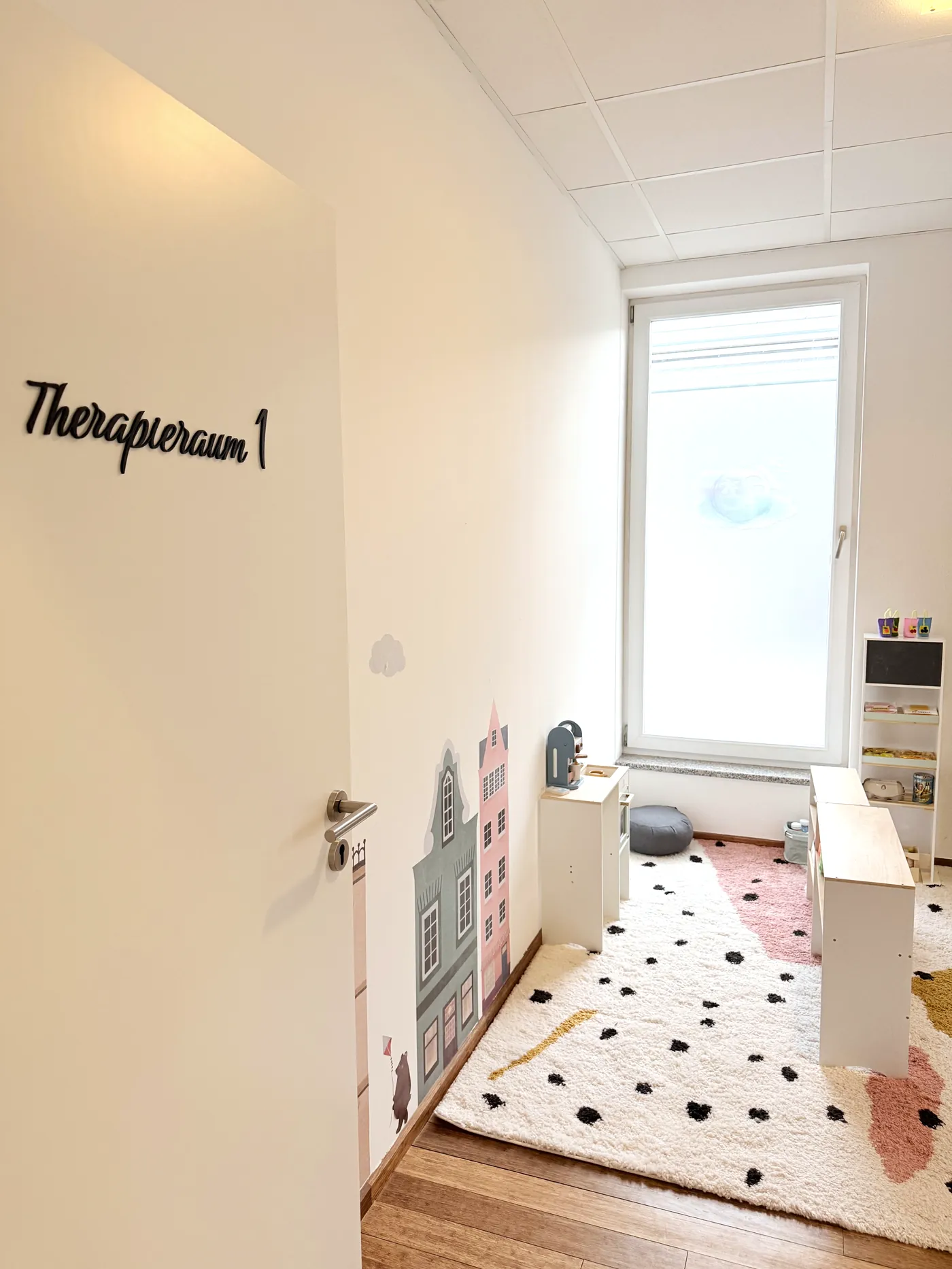 Flur mit Blick in den Therapieraum in Großkarolinenfeld