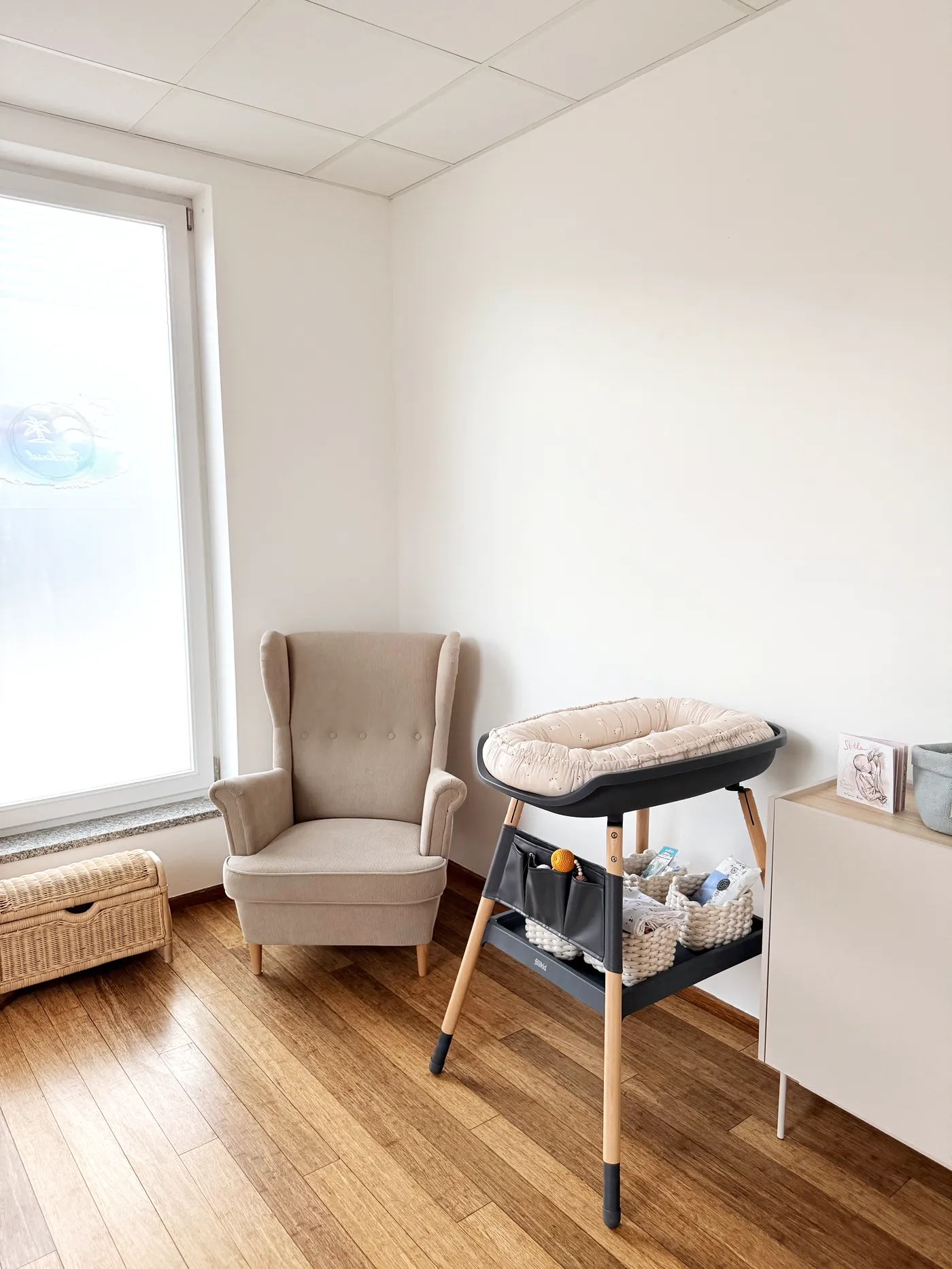 Ruhiger Raum mit Sessel und Babystuhl in Großkarolinenfeld
